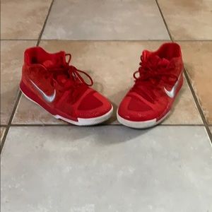 These are Nike Kyrie 3s good shoe and comfortable